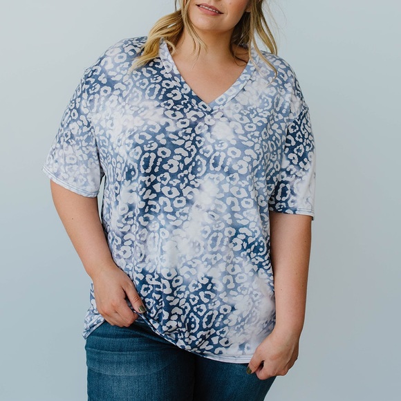 Fading Away Leopard V-Neck in Navy - Picture 6 of 11